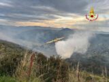 Incendio a Sezze, interviene il Canadair dei Vigili del Fuoco